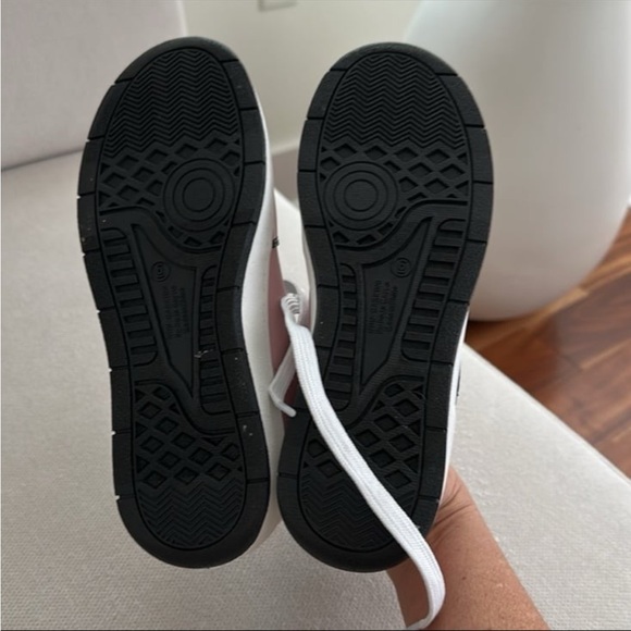 HELLO KITTY SANRIO SNEAKERS SIZE 6 NEW WITH TAG - Picture 6 of 11